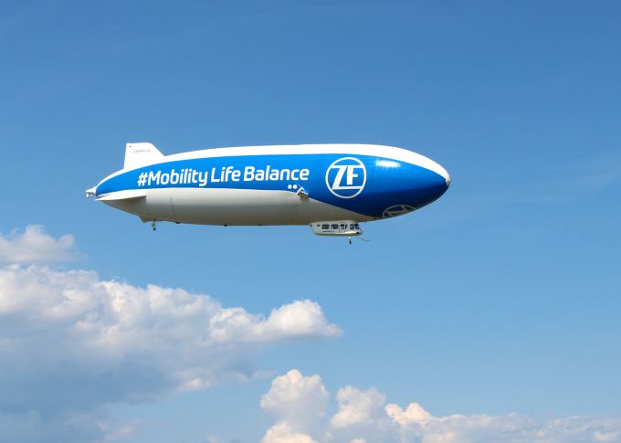 © Dominic Pithan - Der ZF-Zeppelin schwebt durch das blaue Luftmeer.